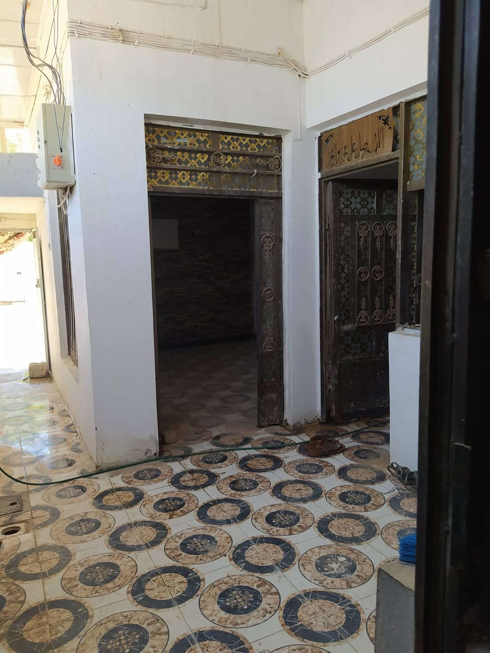 للبيع 100 متر مربع طابقين يحتوي 3 غرفه استقبال خارجي حمامات عدد 2 أساس حجر بناء طابوف السماوه السعر 45 وقابل للتفاوض ***********،،يبعد عن الشارع العام 250،،متر
