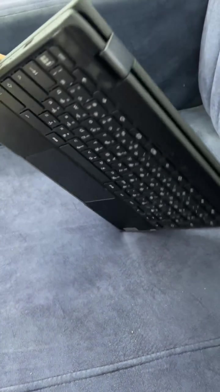 حاسبه Lenovo Chromebook كروم بوك من الفئات المخصصة للدراسه أو الرسم او مشاهده السينما وتجي اصغر من الحاسبه العاديه بشويه وتجي بتصميم متين وبشاشه قابله للتدوير 360 درجة لتتحول إلى تابلت وتجي لمس بلكامل الحاسبه تعمل بنضام كوكل مو وندوز وهو نظام خفيف وسريع، يعتمد بشكل كبير على متصفح جوجل كروم وتطبيقات الويب، ويدعم تشغيل تطبيقات أندرويد ذاكرتها 32 وتجي وياها شاحنتها تايبسي وجنطتها وماوس وستاند هديا السعر 125 وبيها مجال مكاني بغداد التواصل على رقم *********** واتساب فقط❤️
