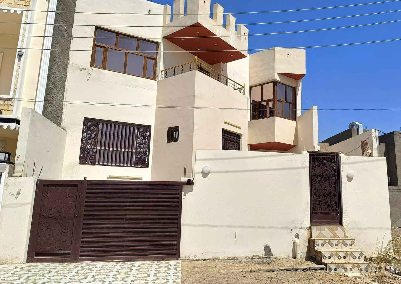 السلام عليكم بيت للبيع طابقين 
بداية الديوم ال 3000  قرب جامع روده الحربي 
شارع 20 متر خدمات كامل
تصميم شمالي الكراج جوه الأستقبال  
المساحة 200 متر  واجه 20×10 م
الطابق الأرضي : 
كراج 
أرضية مرمر 
غرفة نوم سويت 
استقبال مع صحيات 
حمام +صحيات 
صالة 
مطبخ حار وبارد 

الطابق العلوي:
سيراميك 
غرفة سويت 
غرفتين 
صالة 
حمام +صحيات 
للإستفسار الإتصال على ***********
