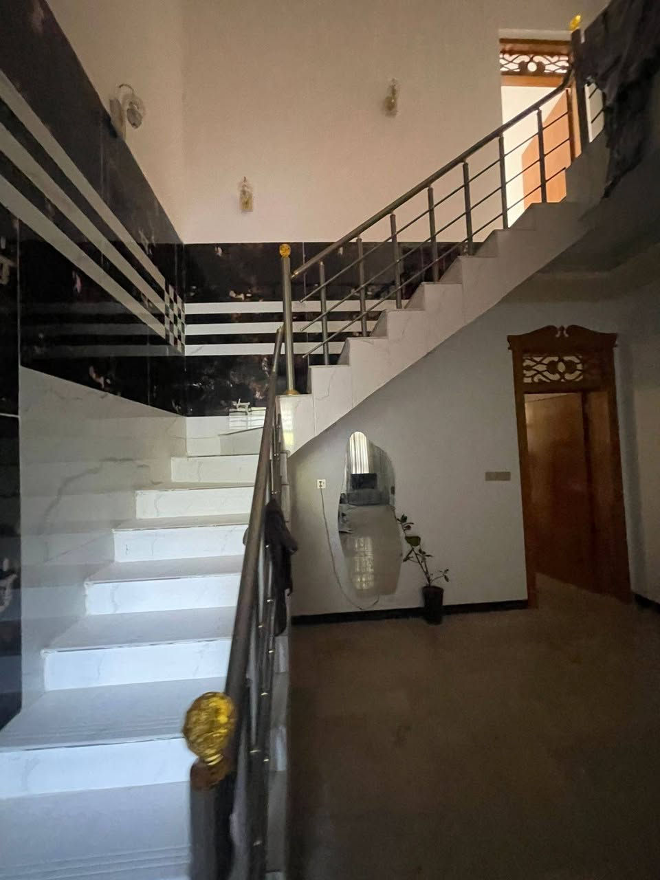 دار للايجار في حي الوفاء ١٠٠متر طابقين درجه اولى يحتوي على ثلاث غرف نوم للاستفسار الاتصال على الرقم *********** او مراجعة مكتب الگرعاوي
