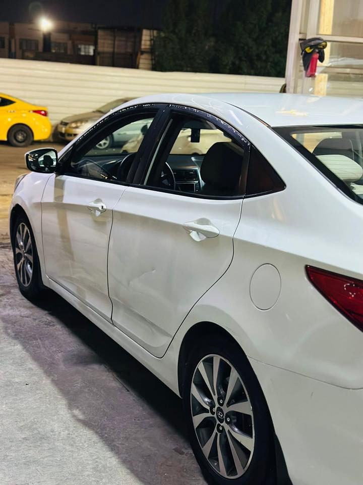 السلام عليكم
اكسنت 2016 ابيض وارد امريكي محرك 1600 تحكمات استيرن كروس سرعة بلوتوث اوكس خمس تجاوي ويل كب بلادي ماشيه114 الف  صور الحادث مرفقة وبيها طخه بدايه البنيد من فوك موضحه ومعدله بارد وبيها مكان فوك اللايت واكع الصبغ ومصلح وطخه موضحه بالباب اللي خلف السائق موضحه والسيارة بدون صبغ  السعر 9500$للاستفسار الاتصال ***********
