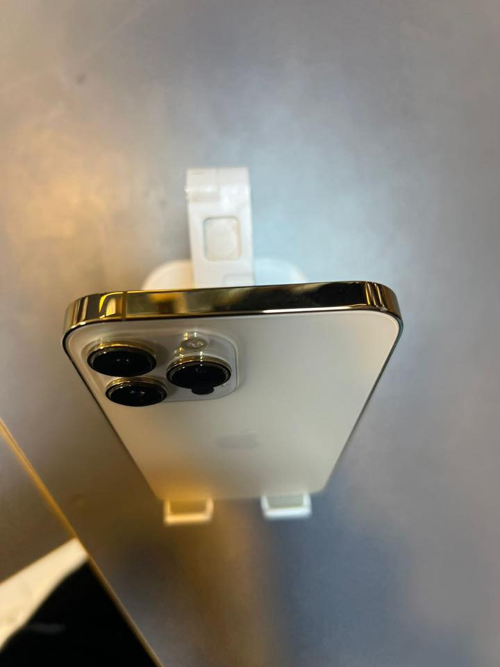 ايفون 13 برو ماكس  
شرق اوسط  دبل سيمكارت
 كارتونه وياه شرط مطابق الايمي
بطاريته 87 بلاديه شرط
نموذج M
السعر 790 قفل
***********
