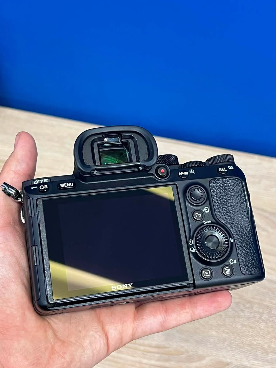 كاميرا  SONY a7III
full frame 
24.3 ميغا بكسل 
4K , 30 fps
نظافة 90‎%-95‎%‎

شترها ماعابر ال20k
تقريبا 18k وشوي 

مع كارتون وبطارية واحد فقط وجنطة كاميرا صغيرة هدية 

السعر 1 مليون و 200 وبيها مجال ان شاءالله 

مكاني النجف 
يوجد توصيل 

***********
