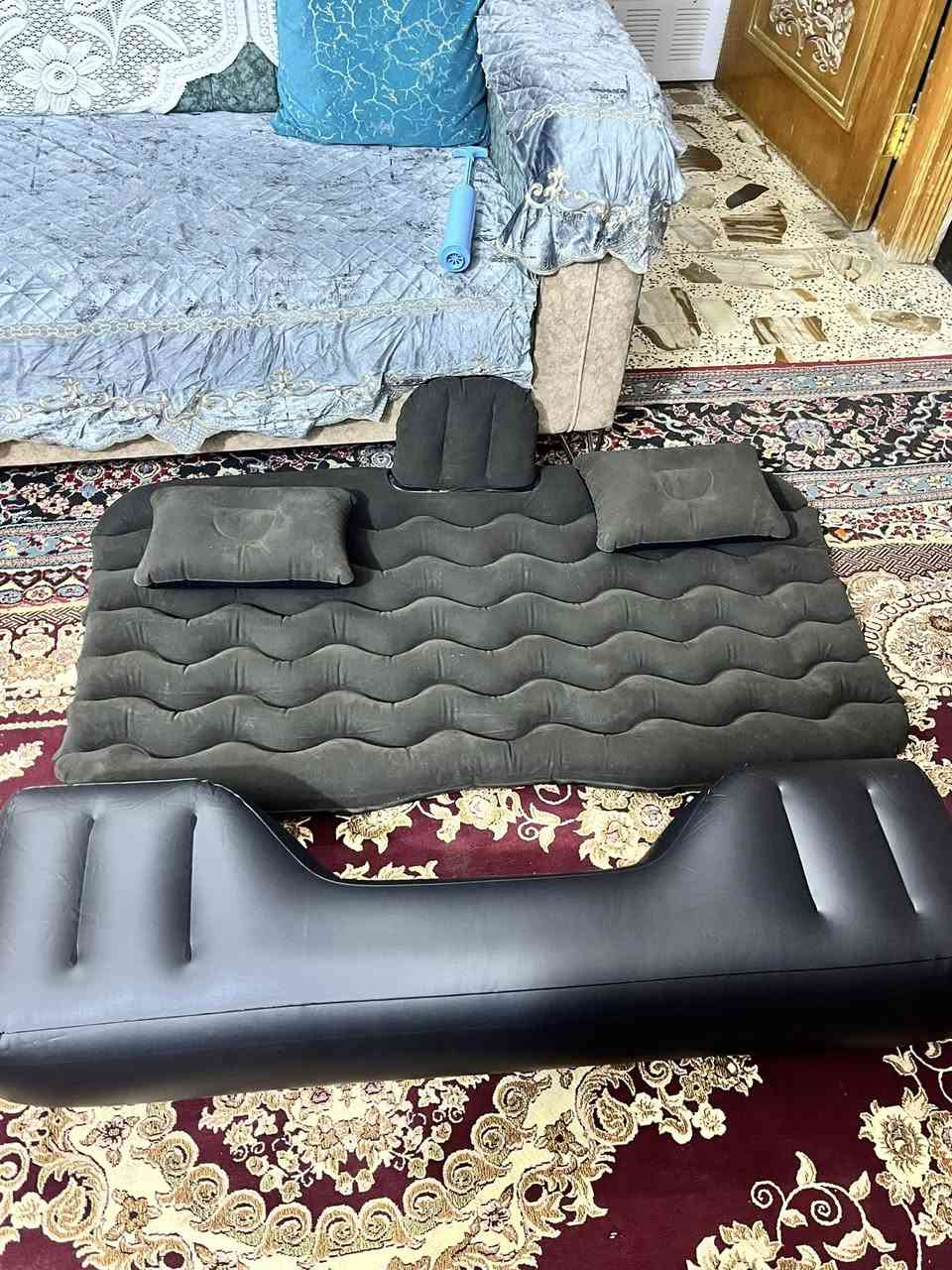 هذا مرتبة هوائية للسيارة يمكن استخدامها في المقعد الخلفي لتوفير مكان نوم مريح.
المادة: عادة ما تكون مصنوعة من بلاستيك PVC المتين والمقاوم للماء.

الميزات: تتميز بتصميم قابل للنفخ والفصل لتناسب مساحات مختلفة.

الملحقات: غالبًا ما تأتي مع مضخة هواء ومجموعات إصلاح.

الاستخدام: مثالية للتخييم، والرحلات البرية، والانتظار في السيارة بشكل مريح.

التوافق: مصممة لتكون متوافقة مع معظم موديلات السيارات والشاحنات وسيارات الدفع الرباعي.

السعر35(***********)
