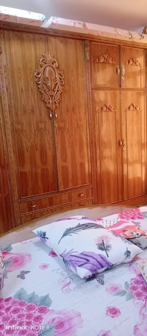 السلام عليكم
غرفه نوم للبيع حطاطه نضيفه بيها ضرر شي قليل 
كنتور 6بوب ملحق كبير غرفه ضخمة ومرتبه رقم الهاتف 

***********
السعر مليون وربع بيها مجال قليل
