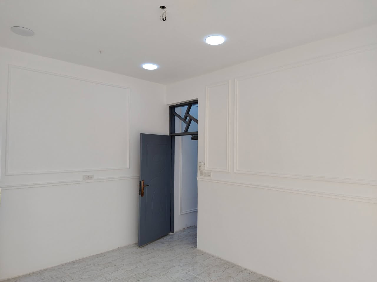 السلام عليكم بيت ٥٠ متر للبيع
السريدات المربع الثاني قرب أسواق الشام
***********
