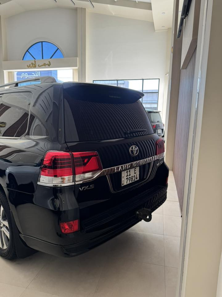 لاندكروز 2021 VXS بريم
فول مواصفات لكزز معروفة مواصفات هاي الفئة 
السيارة مغلفة بالكامل PPF 
ماشية 35 الف السيارة جديدة جداً 
ملاحظة : السيارة نطخت عندي وصار بيها بارد 
بالجاملغ الخلفي الايمن واصبعين من الباب 
عارضعا ب 65 الف دولار وبيها مجال بسيط 
***********

