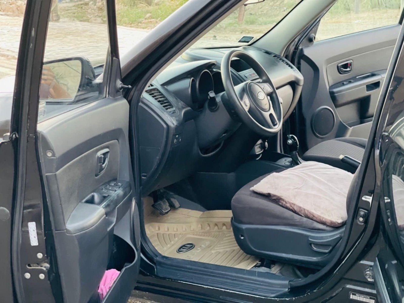 السلام عليكم
سياره صول موديل 2012 
مكينه GDI
لون اسود 
استعمال نسائي
كير مكينه تبريد شاصي مكفولات 
تخم تاير جديد 
تبريد شغال
ماشيه 141 
ارقام جديد مو نفس الي بصور  
للمعلومات او ستفسار شراي 
*********** واتساب
السعر 90 وبيها مجال

