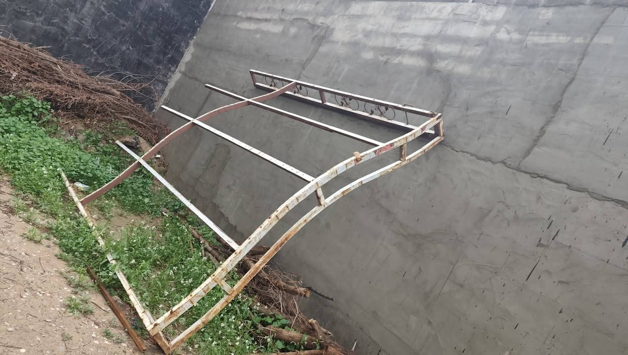 قمريه للبيع السعر 90الف هم بي مجال
القياس العرض 3متر الطول 350 متر


**إذا كنت صاحب هذا الإعلان وتريد حذفه لأي سبب، رجاءا أرسل رسالة إلى الدعم الفني**