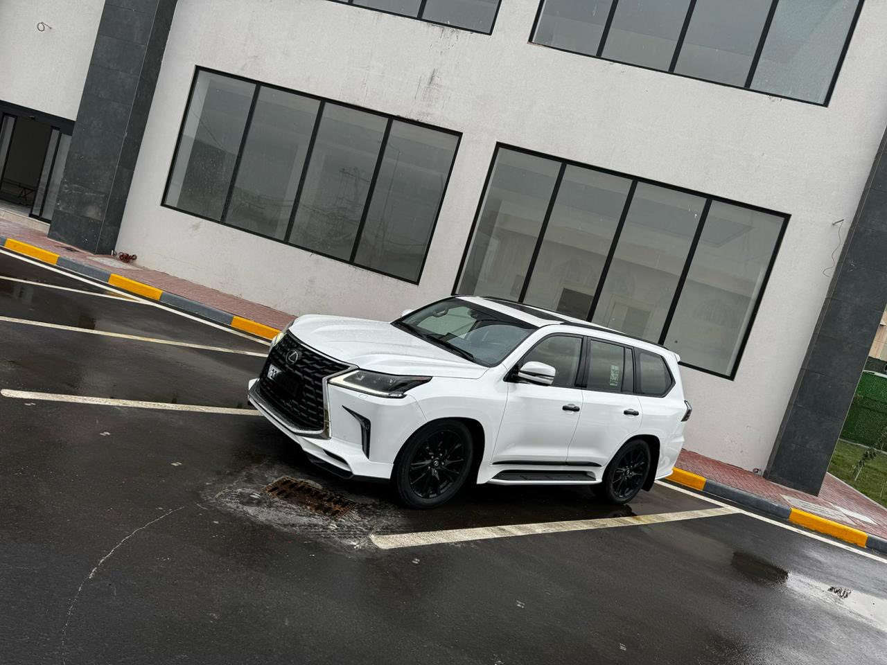 سلام عليكم
لكزس 2020 LX570 كورو 
ماشيه 47الف مكفوله من كلشي 
داخل مشمش رقم بغداد جديد 
للاستفسار ***********
مراوس بلكزس 23 أو 24
