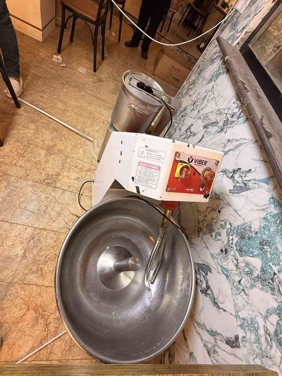 السلام عليكم غراض مطعم كامله للبيع  أبيع كل الأغراض مابيع قطع عنوان بغداد الاستفسار ***********
