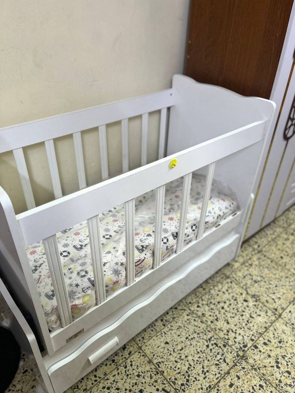 سرير طفل 👶 هزاز لونه ابيض نضيف كلش سعره60 الف مكاني بلمهندسين ***********
