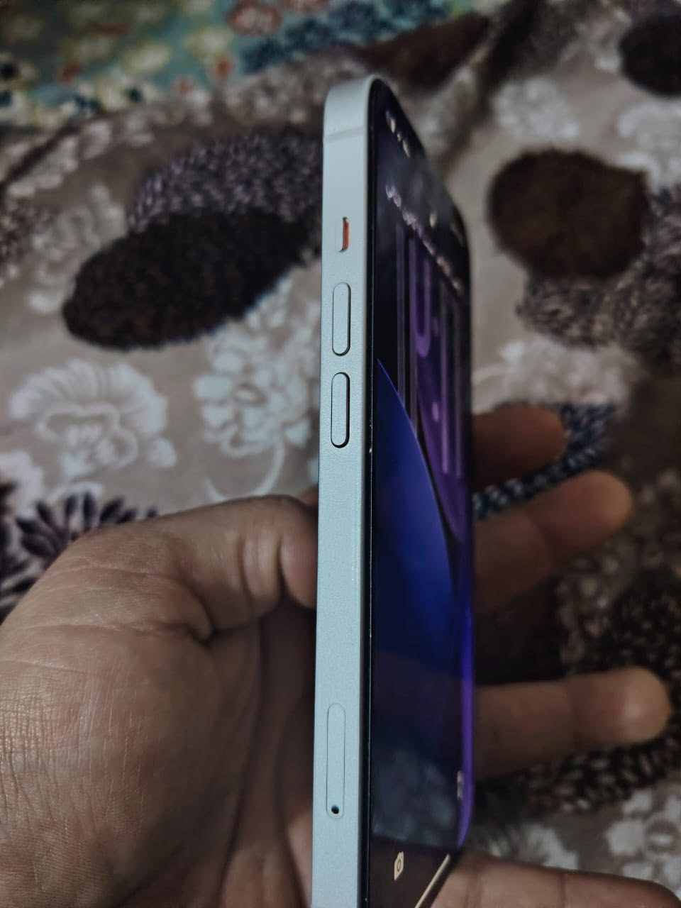 السلام عليكم جهاز ايفون 13  نضيف جداا مثل ما موضح بالصور ذاكره ٢٥٦ بطاريه ٨٥ ابد ميصرف بالشحن بلااادي ما مفتوح ابد سعره ٥٢٥ الف للتواصل خاص او ***********
