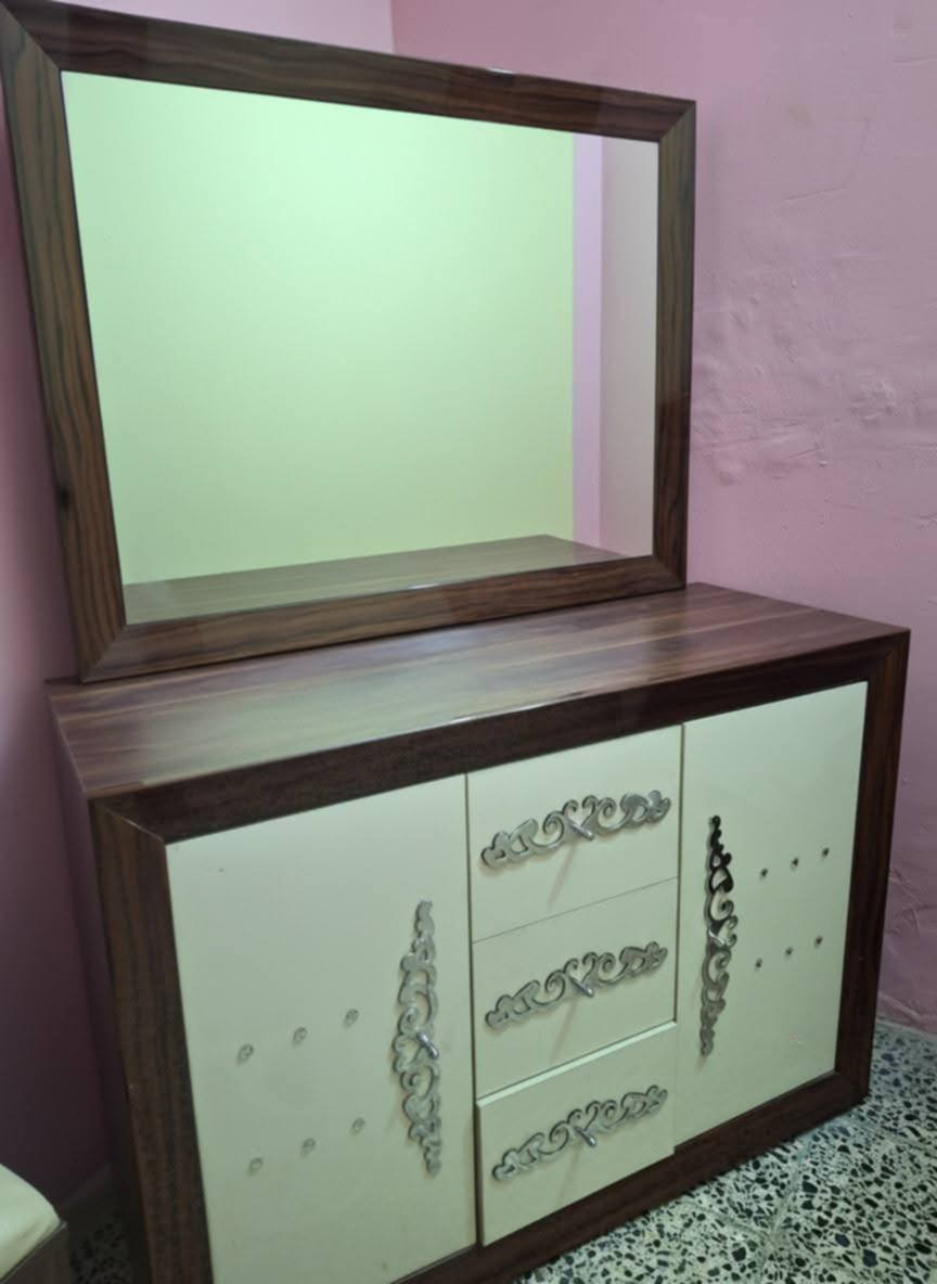 غرفه نوم تركيا ٨ قطع للبيع اتصل ***********
