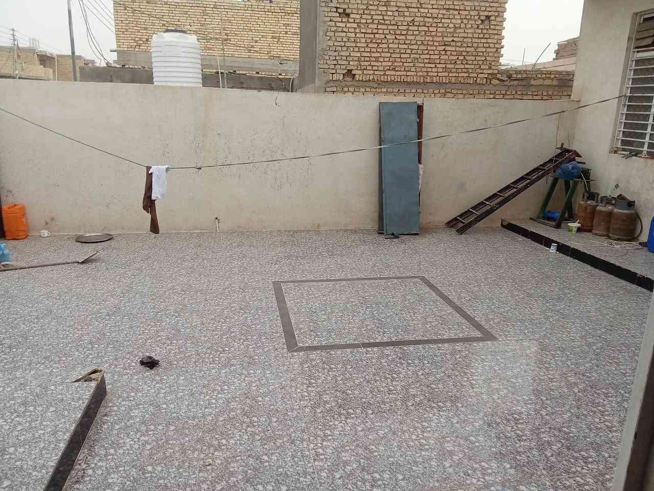 اسلام عليكم بيت طابو صرف مساحه300 م ثلاث غرف 6+4**5+4**4+4فيه حمام ديوانيه 10+4**هول 5/5+7/5 طرمه 7/5+8 بسمي حي العسكري نهاية شارع الروضه هاتف*********** بيكم خير تدللون
