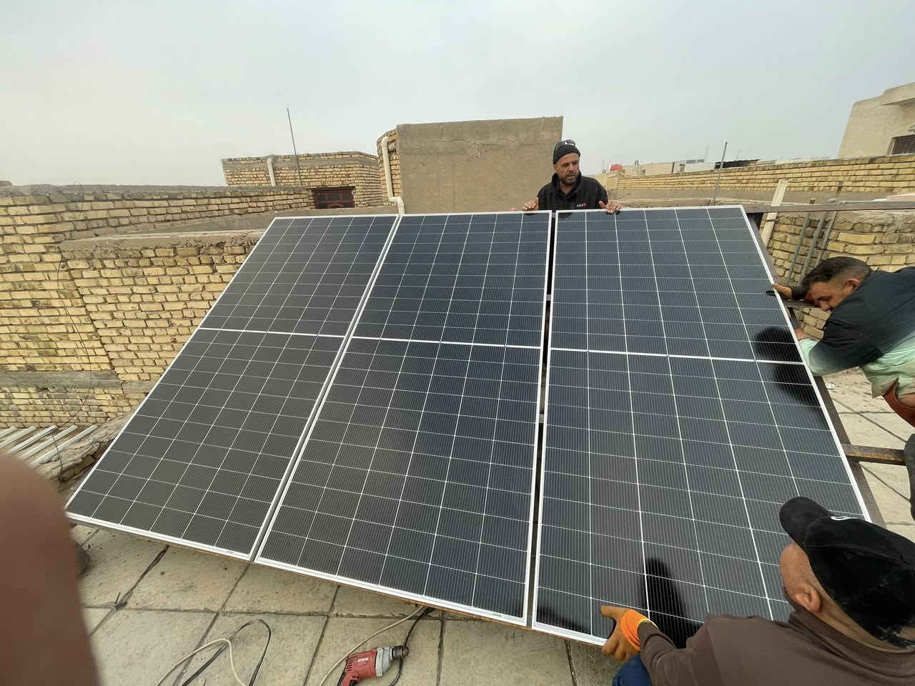 تم بحمد الله إنجاز تنصيب منظومة طاقة شمسية جديدة في مدينة الناصرية وفق المواصفات الفنية المعتمدة،
للاستفسار مراسلة الصفحة او الاتصال 
***********
#مكتب_الساير_للطاقة_الشمسية
