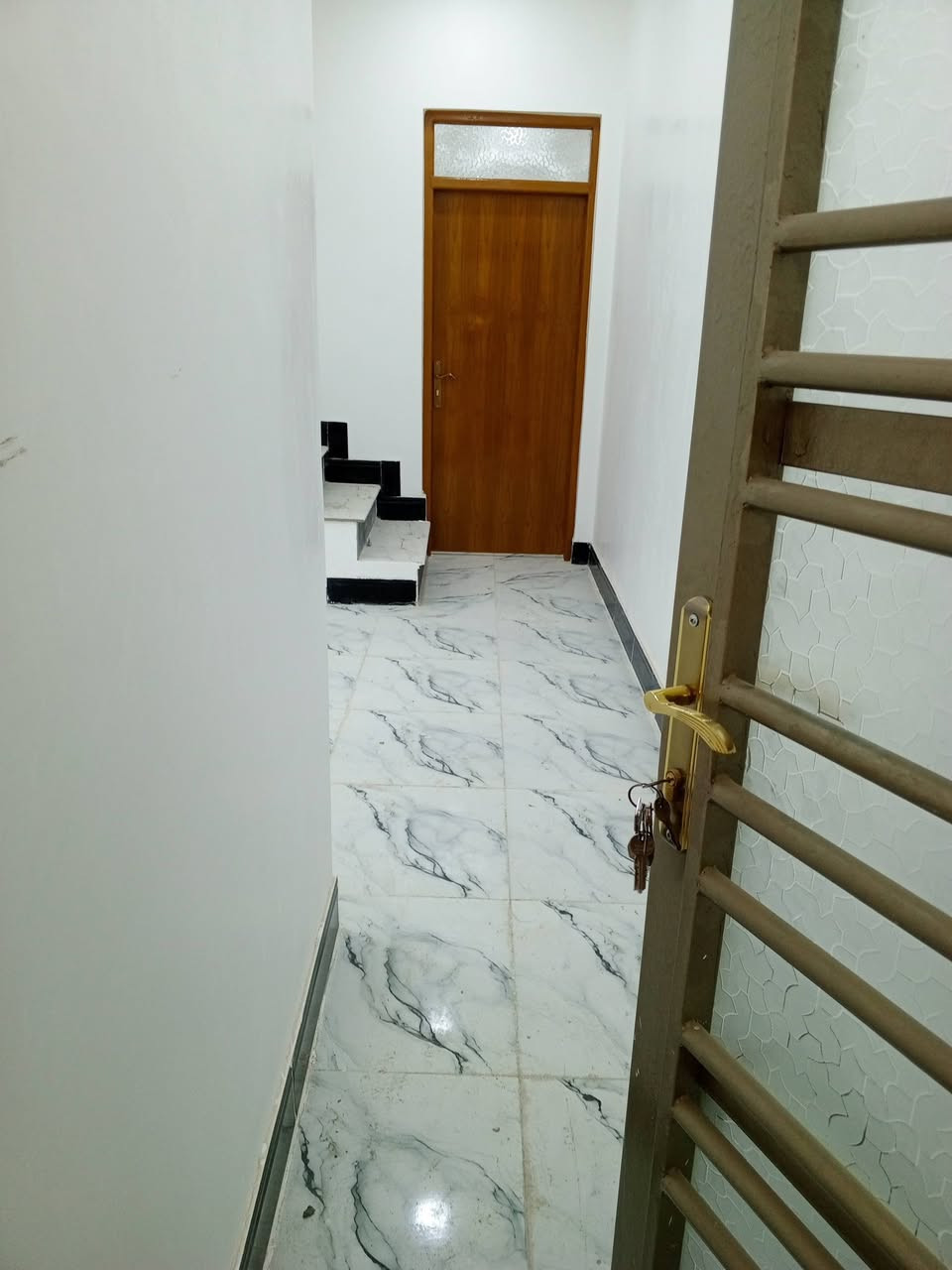 دار. رهن سنة وقابل لتجديد المساحه طابقين تحتوي على غرفتين وصاله ومطبخ وحمام داخل وخارج بناء درجه اولى حديث غير مسكون الرهن 15مليون للاستفسار الاتصال او المراسله ***********.   العنوان النجف الاشرف شارع المطار القديم غرب أسواق بابا شتريلي
