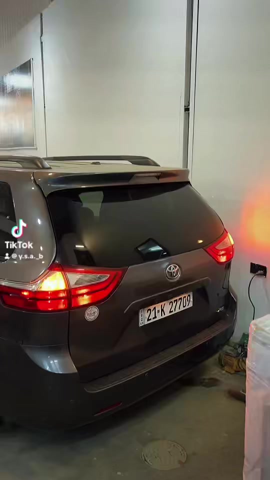 سلام عليكم من جنوب الى شمال انظف سينا
ماشيه 44,000 ميل فقط ❗️
للبيع فقط ✅
TOYOTA 
SIENNA 
2017
Xle
3,5L
V6

المواصفات xle 👑///
داخل ابيض ملكي 
• محرك V6 سعة 3.5 لتر بنزين
• قوة 296 حصان
• عزم دوران 263 رطل/قدم
• قير أوتوماتيك 6 سرعات
• نظام دفع أمامي (FWD) 
• استهلاك وقود تقريبي 18 مدينة / 25 طريق سريع ميل
• جنوط ألمنيوم 18 إنش
• مرايا جانبية كهربائية مع تسخين
• أبواب جانبية منزلقة كهربائية
• باب خلفي كهربائي
• فتحة سقف
• مصابيح أمامية LeD
• إضاءة نهارية
• مصابيح ضباب
• زجاج خلفي مظلل
• رفوف سقف
• مقاعد جلد فاخرة (فئة XLE)
• 7 ركاب
• مقعد السائق كهربائي
• تدفئة مقاعد أمامية
• مكيف أوتوماتيك ثلاثي المناطق
• مقود جلد متعدد الوظائف
• دخول ذكي وتشغيل بصمة
• نوافذ كهربائية وقفل مركزي
• طي المقاعد الخلفية لزيادة المساحة
• مساحة تخزين كبيرة جداً
• شاشة لمس 7 إنش
• نظام صوتي JBL في بعض النسخ
• كاميرا خلفية
• نظام ABS
• نظام الثبات الإلكتروني VSC
• نظام مراقبة ضغط الإطارات TPMS
• مثبت سرعة
• نظام تحذير مغادرة المسار
• نقطة عمياء
• تنبيه حركة مرور خلفية
• حساسات أمامية وخلفية
• وسائد هوائية متعدد

ضرر و السعر /// *********** اتصال على رقم 📞

سيارة جديد و جاهز ما بيها اي نقص ✅

رقم سليمانية تحويل ثاني يوم ✅

رقم جديد و سنوية جديد الى 2030 ✅

مكان سيارة - كركوك 🌇

📞0770-912-5605
