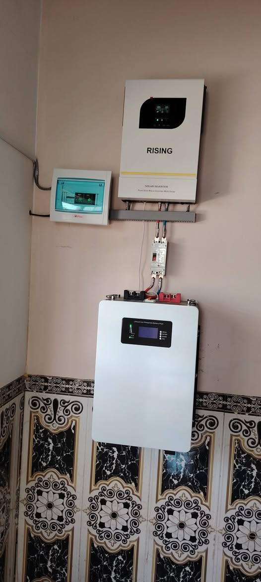 منظومة الـ 6 أمبير هي الحل الأمثل لتأمين احتياجات منزلك الأساسية براحة وهدوء تام. 🔋💡
​لماذا هذه المنظومة هي الخيار الأذكى؟
لقد اخترنا لكم أفضل المكونات العالمية لضمان استمرار التيار الكهربائي في منزلك:
​ألواح فيلادلفيا (600 واط): تكنولوجيا متطورة لامتصاص أعلى قدر من أشعة الشمس وتحويلها لكهرباء بأقصى كفاءة ممكنة.
​إنفرتر رايزنك (3 كيلو واط): "عقل النظام" الذكي، يوفر لك تياراً مستقراً ونقياً يحمي أجهزتك الكهربائية ويضمن لك أداءً ممتازاً.
​بطارية فليستي (5 كيلو واط): القلب النابض للمنظومة، سعة تخزينية ممتازة تضمن لك استمرار الطاقة حتى بعد غروب الشمس.
​ماذا تشغل لك هذه المنظومة؟
​هذا التكوين القوي يمنحك حرية تشغيل:
✅ إنارة المنزل بالكامل.
✅ المراوح وشاشات التلفاز.
✅ شحن الهواتف والأجهزة الإلكترونية.
✅ الأجهزة الضرورية (كالثلاجة) بكل سلاسة.
​استثمر في الراحة.. وودع انقطاعات الكهرباء!
نحن لا نقدم مجرد معدات، بل نقدم لك استقراراً يومياً وتوفيراً طويل الأمد.
​💬 هل تريد معرفة تفاصيل أكثر أو طلب عرض سعر؟
تواصل معنا الآن عبر الواتساب  ***********

الموقع طريق سماوة رميثة قرب معمل اللوجين 
​#طاقة_شمسية #فيلادلفيا #رايزنك #فليستي #كهرباء_مستمرة #استدامة #حلول_الطاقة

