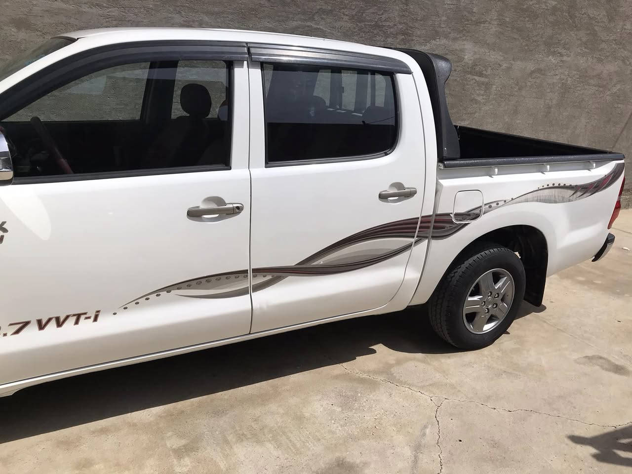 بسم الله الرحمن الرحيم 
للبيع تيوتا هايلوكس موديل ١٣ 
كويتي شاصي ١٩ 
رقم بغداد انگليزي بأسمي 
ماشيه ٢٢٧
سياره نظيفه بيه صبغ بلجامرلغ اليمنه الخلفي والباب الوره السكن صبغ فقط بدون معجون او تعديل حار الصبغ اثر شخطة باب
سياره كير محرك كفاله تخم تاير شاده جديد 
مكانه صلاح الدين قضاء الدجيل 
سعرهه ٢٠٠ وبيه مجال 
للاستفسار الاتصال على الرقم ***********
او***********
