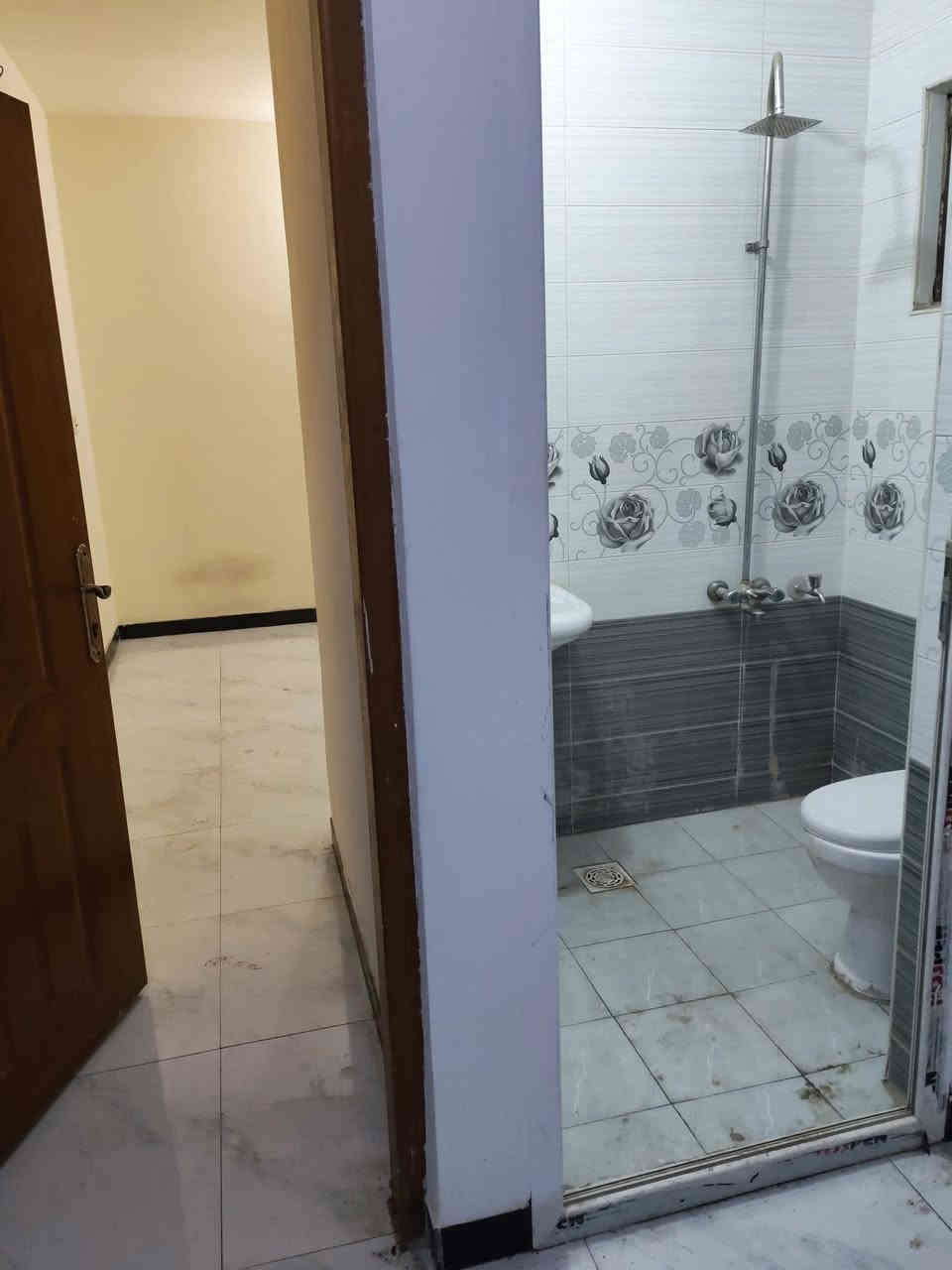 #للأيجار في السيدية
50 مترنضيف جداً 

يحتوي على 
• ثلاث غرف نوم 
• مدخل واحد
• صحيات عدد 3
• موقع العقار بشارع الضيافه
 • سعره : ٨٠٠ وبي مجال 
للأستفسار : ***********
