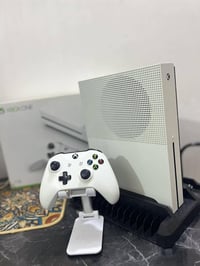 للبيع: جهاز Xbox One S بحالة ممتازة   💾 المساحة: 1 تيرابايت (تتحمل ألع...
