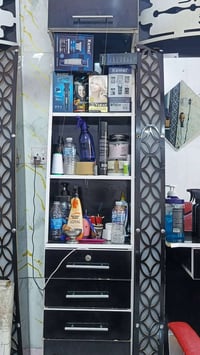 صالون حلاقه للبيع اي. ستفسار اتصل على رقم07708854566