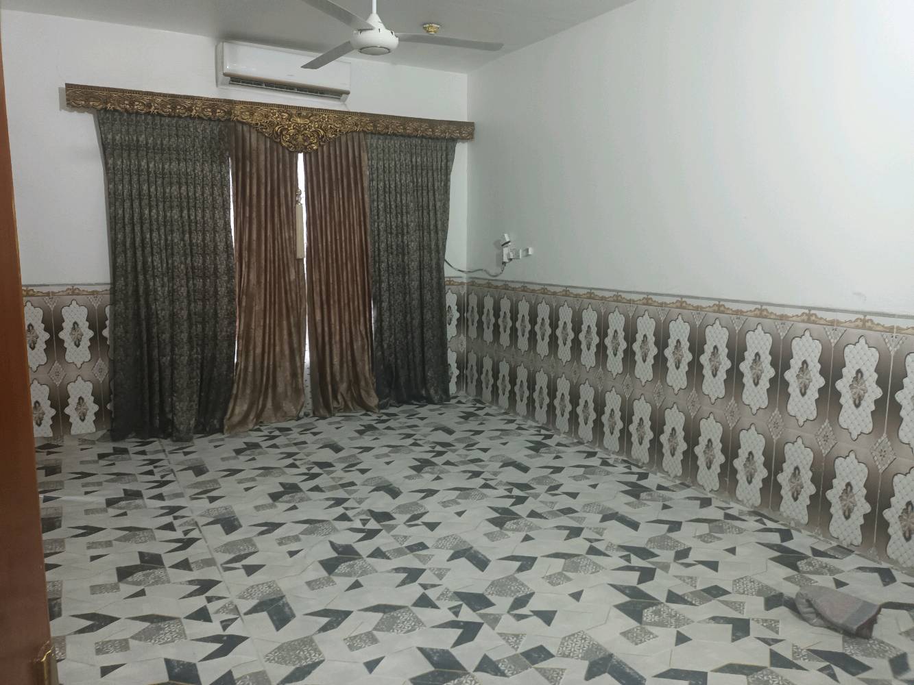 بيت للبيع مساحة 200متر حي عبجية قرب اعدادية النباهة للبنين  
بناء كامل كلة طابوك والسقف عكادة غرفتين ومطبخ وصالة واستقبال وصحيات 
