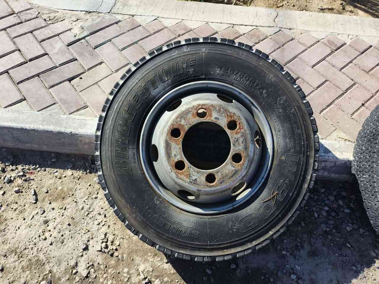 سلام عليكم للبيع تايرات حجم 17ونص تايرات ياباني نضافه 100/80 سبب البيع شديت ويل كروم سعرهم 600 ويل و تاير كامل ماكو هيج نضافه بهيج سعر مكاني بصره زبير ***********
