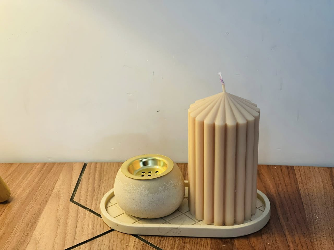 لمسة دفء لزوايا منزلك ✨
التفاصيل تصنع الفارق.. شموعنا العمودية بتصميمها المضلع المميز مع طقم "الجبس" الأنيق يضيف لمسة من الرقي والهدوء لأي مكان.
• ألوان طبيعية تناسب ديكور منزلك.
• تصميم عصري وبسيط (Minimalist).
• مثالية كهدية مميزة لمن تحبون.
أضف لمسة من السكينة إلى يومك الآن. 🕯️

• ✅ جودة عالية في التصنيع.
• ✅ مظهر عصري وأنيق.
• ✅ متوفر للتوصيل الآن.
للطلب أو الاستفسار، يرجى مراسلة الصفحة. 💌


**إذا كنت صاحب هذا الإعلان وتريد حذفه لأي سبب، رجاءا أرسل رسالة إلى الدعم الفني**