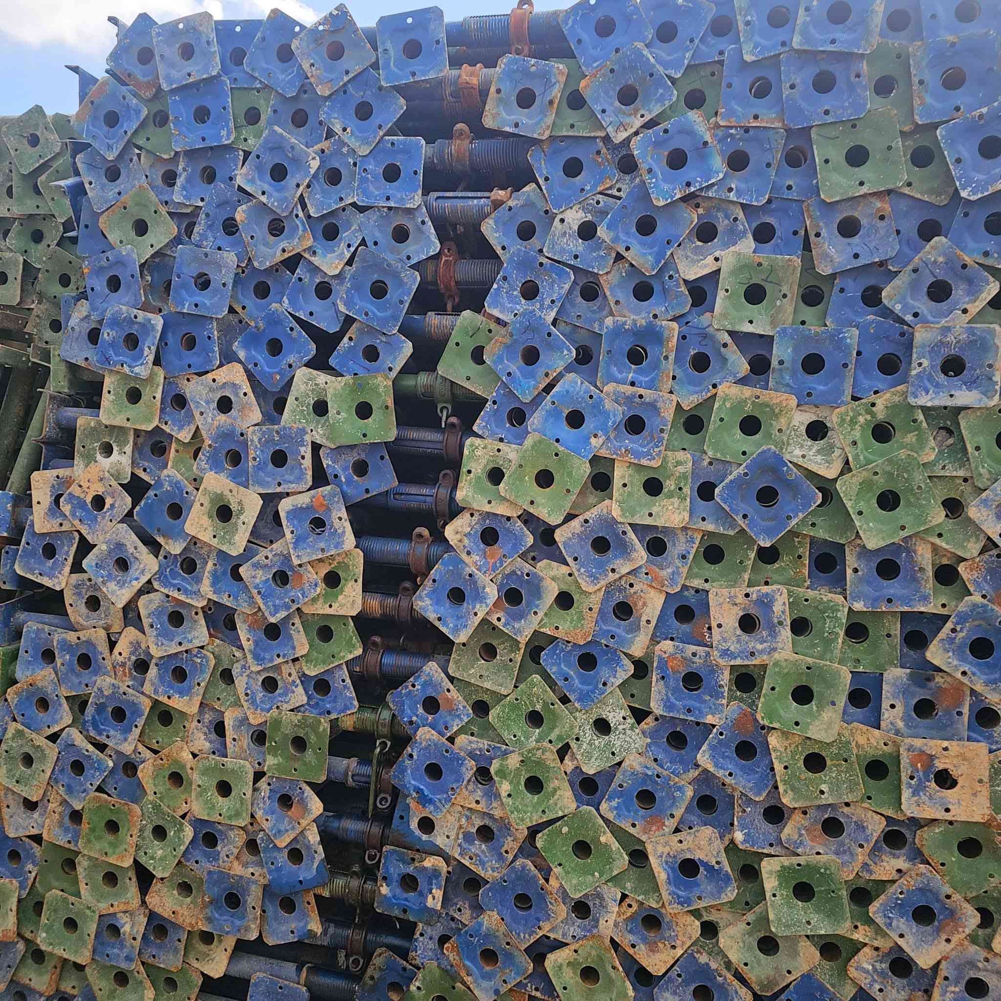 مكتب عبدالله شطب بيع وشراء وتأجير سكلات تركيه وسكله كابلك وجكات 5متر 4متر 3متر والقوالب الصب وفخات رباعيه متوفر يم حيدر اللامي العنوان بغداد ساحه الطيران رقم الهاتف ***********
