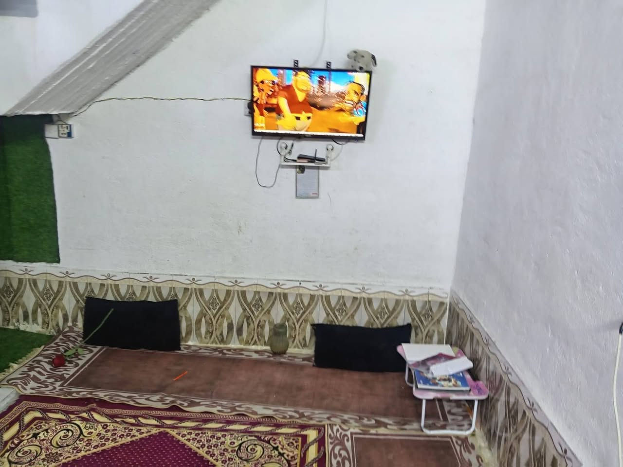 السلام عليكم 
بيت للبيع مساحة 100متر طابقين 3غرف وصاله ومطبخ وستقبال وحمام مشترك العنوان الحميدية قرب الصيطره الاستفسار ***********
