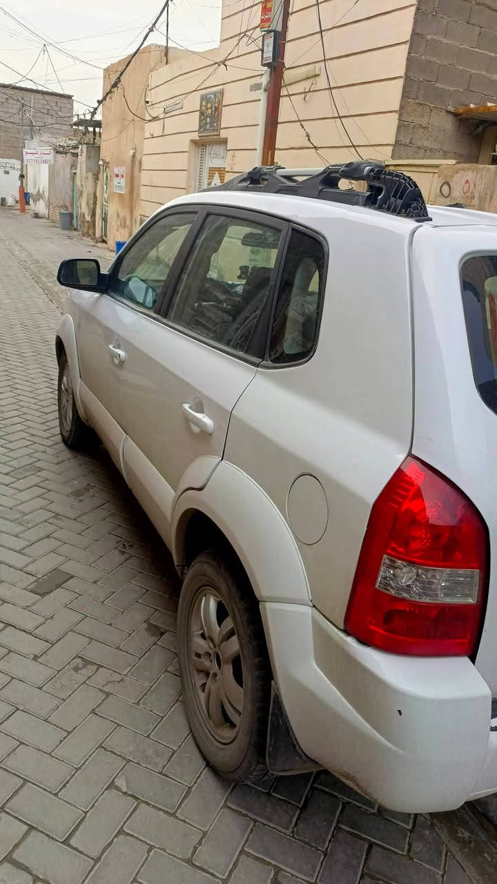 السلام عليكم 
توسان ٢٠٠٧ للبيع رقم بغداد  الانكليزي باسمي تحويل ثاني يوم 
سياره مكينه ٦ سلندر كير اوتماتيك دفع رباعي 
تبريد شغال سياره حلوه ونظيفه مال بيت تجي وتشوف بعينك احلى من الصور 
مصبوغة عام السعر ٨٠  ورقه وبيه مجال  
مكان سياره بغداد مدينة الصدر (جملة الثانية)
اتصال فقط او واتساب ***********
