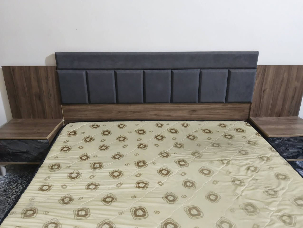 غرفة ترکية نضيفه لوك وكيوت 5قطع صبغ حراري اصلي وكنتور ابواب برقي جوي حديد السعر 400 وبيه مجال اتصال علا الرقم/***********/***********/ مكان فلوجه
