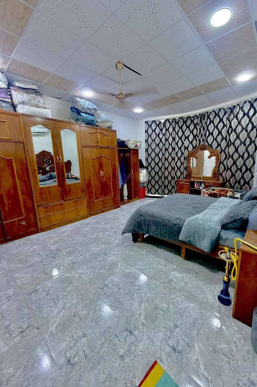 متوفر دار سكن القبله حي الرشيد مساحة 240متر ركن ثلاث طوابق  بناء  طابوق بالكامل الطابق الأول غرفه منام   صاله مطبخ حار بارد ديوانيه كراج صحيات 
الطابق الثاني 
3منام صاله مع صحيات 
الطابق الثالث 
غرفتين صاله مع صحيات 
السعر 275قابل للتفاوض 
للاستفسار مراجعة مكتب عقارات الرواد 
أو الاتصال على الرقم ***********
