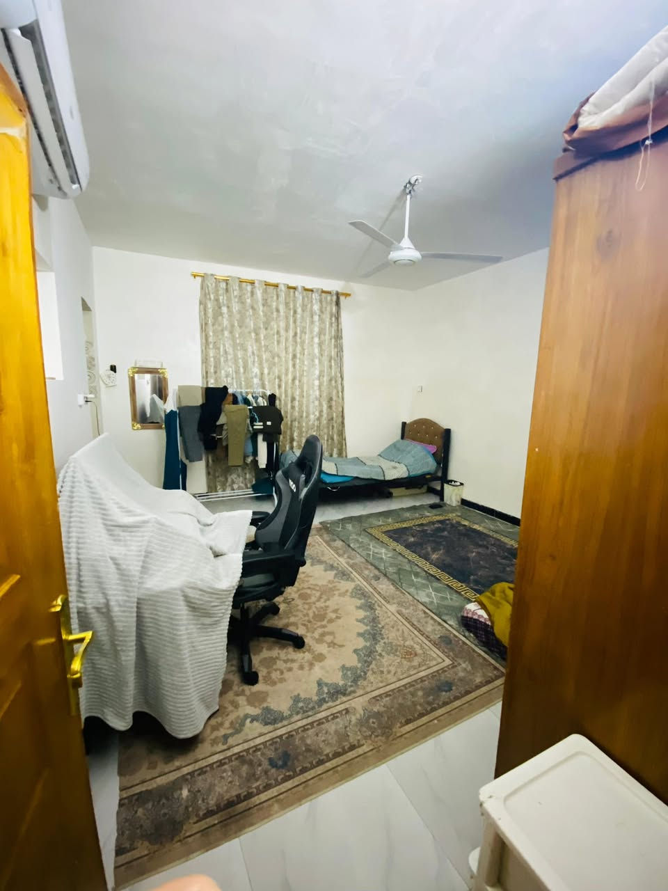 الدار للبيع  مع الاثاث كامل المساحة 110متر مربع طابو زراعي سند25          البيت مبني طابوك الجمهورية /خدمات كاملة (كهرباء /ماء / تبليط ).    طابق ونص /.     الموقع سيد سماعيل مجمع الزهراء ع / للستفسار خاص 
الرقم الموبايل ***********
