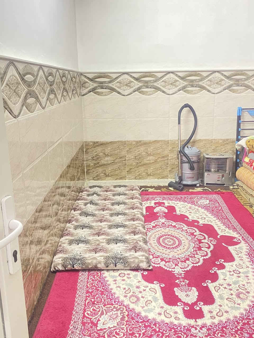 الدار للبيع في حي السلام سند طابو باسم البايع 
المساحة 150 متر طابق واحد 
يتكون من غرفتين وهول واستقبال ومطبخ وصحيات
السعر 120مليون
التواصل 
***********
