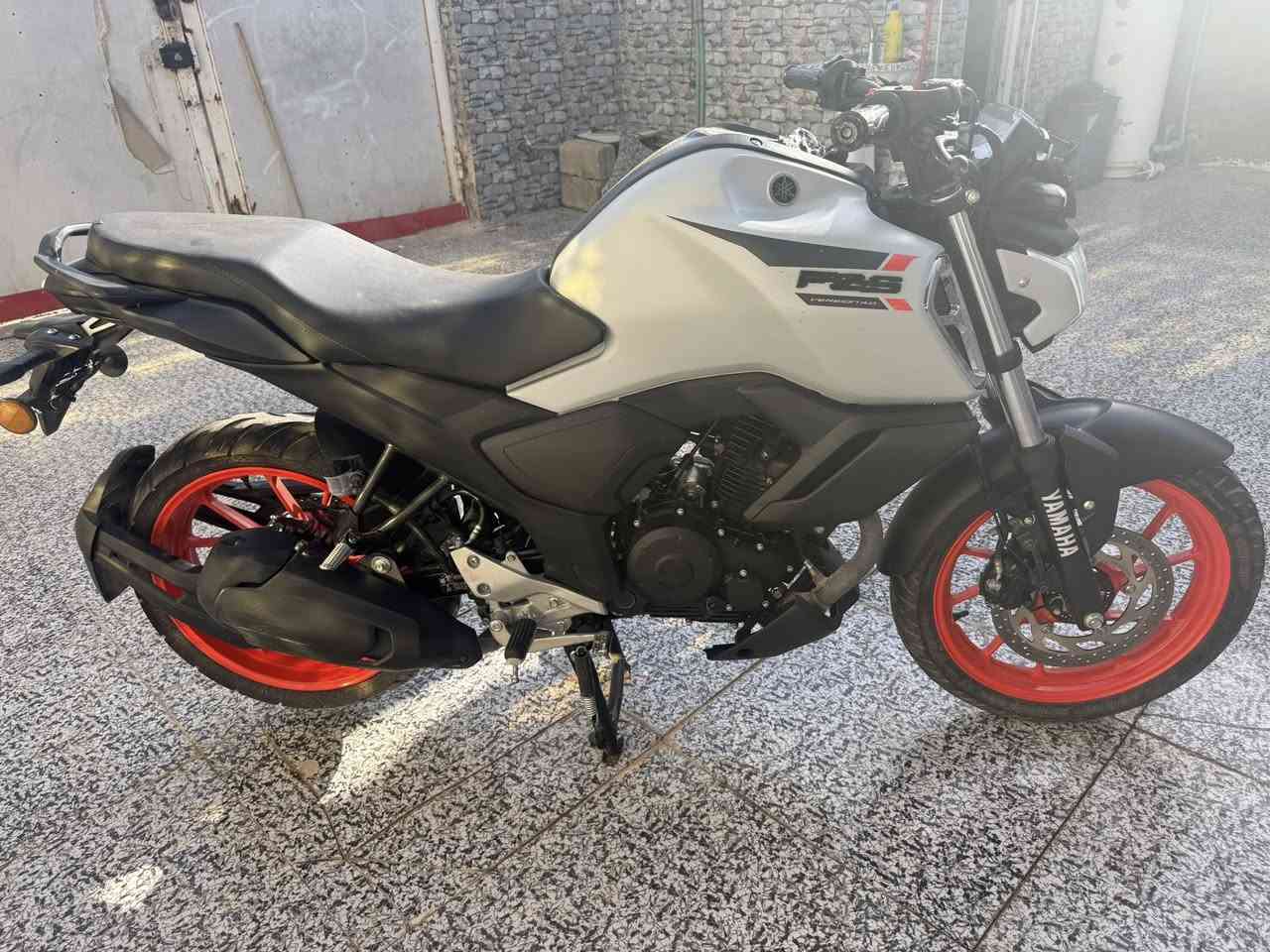 دراجه للبيع FZ 
السماوه ام العصافير 
لاستفسار *********** 
***********
سعر 1600 وبيه مجال
