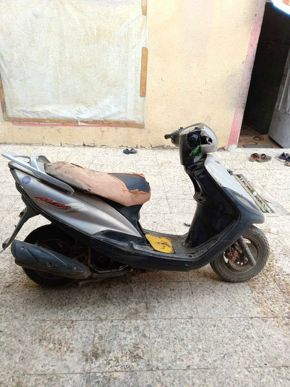 سلام عليكم دراجه كامكو لبيع كلشي ما بيها بس كهربائية شغاله بس رايدلها باتري ومفتوحه مر وحد وسعرها 325 وبيها مجال ورقم هاتف ***********
