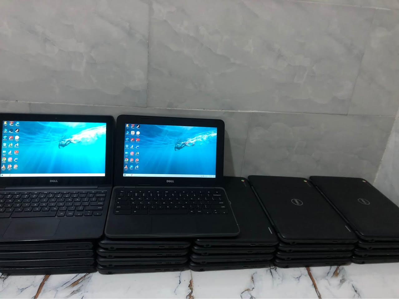 جملة فقط سعر القطعة ٢٥-٣٥ الف
لابتوب دل كرومبوك موديلين 3180 و CB1C13
المعالج انتل سيليرون
الرام ٤ جيجا ذاكرة الخزن ٨٠ جيجا
نظام التشغيل ويندوز ١٠ برو
كل القطع منصب بيها برامج الاوفيس (وورد واكسل وباوربوينت) 
وبرامج التواصل الاجتماعي (فيسبوك وانستغرام وواتساب وتلغرام ويوتيوب وبينترست وتيكتوك وسينمانا والزوم)
برنامج الذكاء الاصطناعي chatgpt
نظافة القطعة ١٠٠٪؜
بدون ملحقات دهل اوران, واسط


**إذا كنت صاحب هذا الإعلان وتريد حذفه لأي سبب، رجاءا أرسل رسالة إلى الدعم الفني**