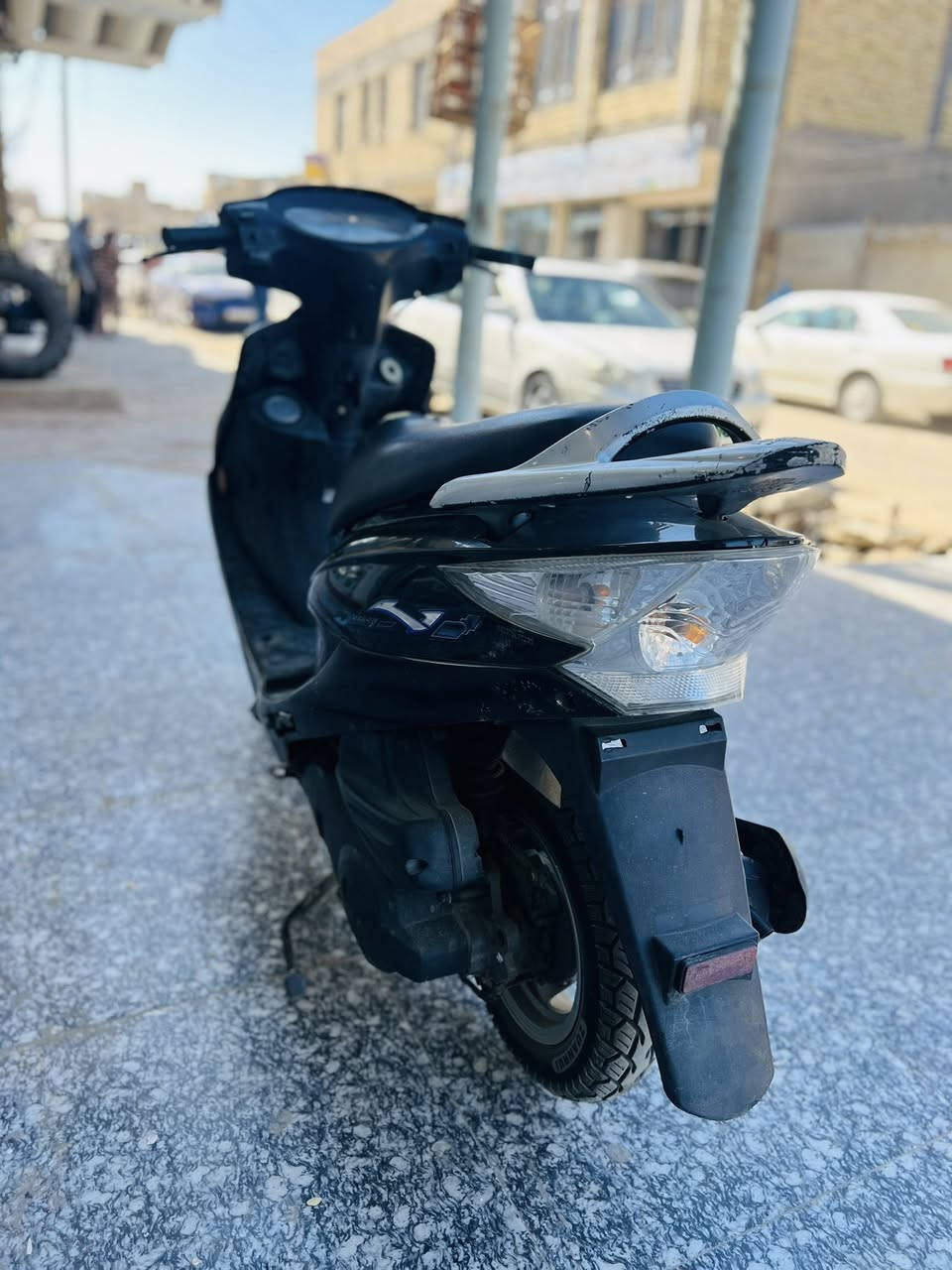 السلام عليكم كامكو في تو للبيع
كهربائيات كلها شغالة الدراجة جديدة موديل 2016 بك لايت كرستال وطلاعات مكينة تخبل شرط شلعه ونعومه مكاني شطرة سعرها 750 وبيه مجال واتساب ***********
