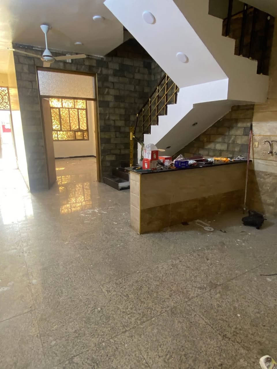 🏠 شقة أرضية معزولة للايجار ((عائلة))
📍المنصور / الداوودي 613 - شارع مرطبات جيلاتو

🔸شارع 20م هادئ وقريب من جميع الخدمات 
جاهزه للسكن صبغ جديد مع انارة جديدة وصحيات جديدة

🔹التفاصيل : 
•مدخلين + طرمة
• صالة 
• مطبخ مع جلسة طعام
• غرفة نوم واحدة
• حمام + مَنور 

▫️سعر الايجار 900 الف، تصويرها متوفر 

📱 للاستفسار واتساب او الاتصال: ***********
