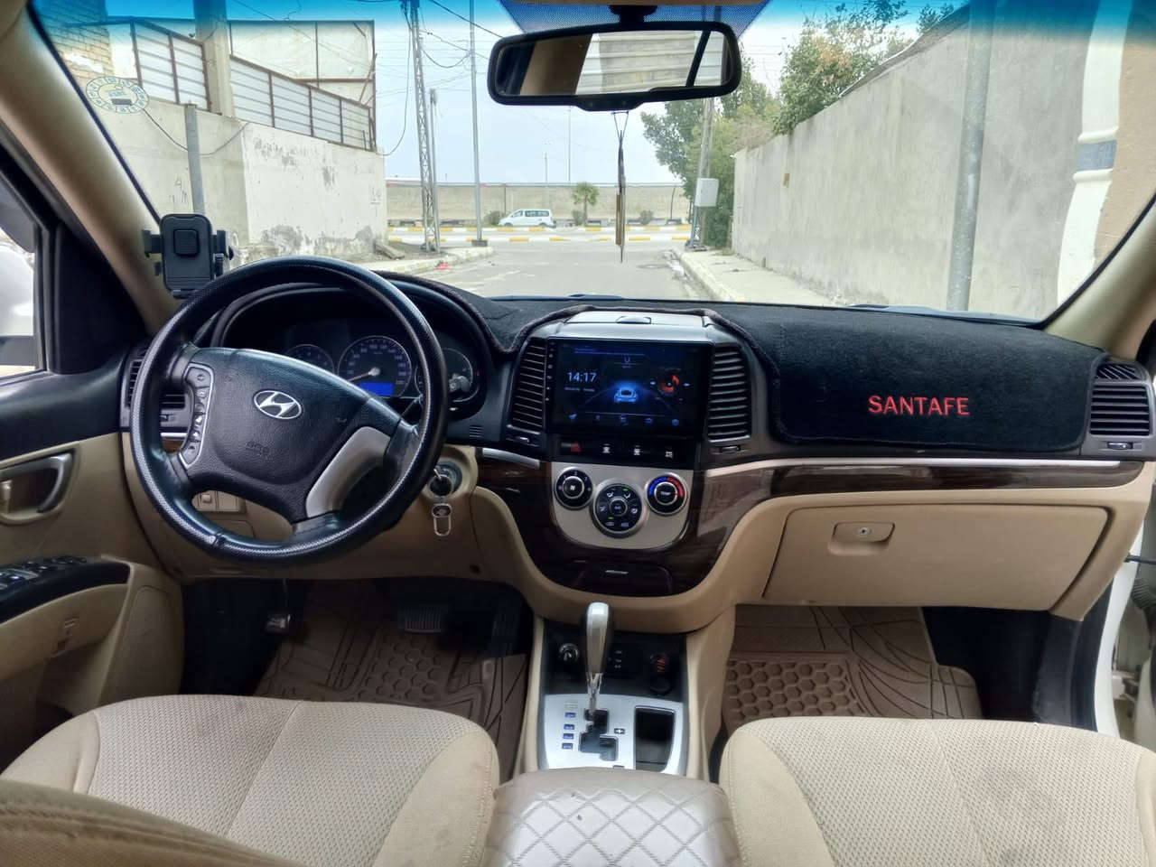 سلام عليكم سيارة سنتافي 2012 رقم اربيل بيهة بنيد مبدل فقط شرط كير ومكينة محرك 4 /2400 مامفتوح بلادي ماشية 300 الف طخم تاير فول مواصفات عدة البصمة تحويل ثاني يوم السعر 155 وبيهة مجال 
لاستفسار ***********
