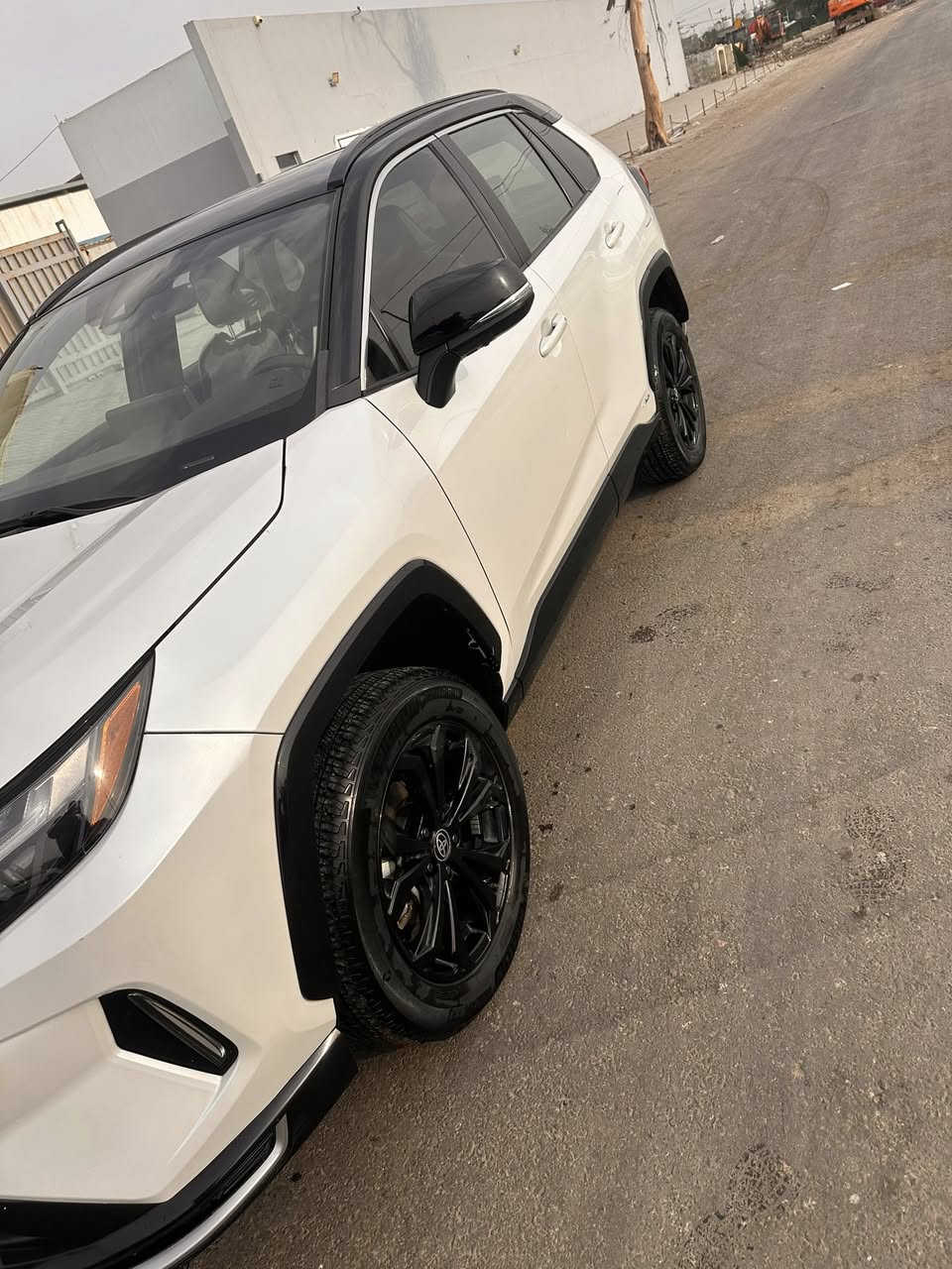 السلام عليكم عندي راف 4 موديل 2023 امريكي هايبرد ياباني  تو كلر حادثها جاملغ وربع البنيد فول مواصفات اعلى فئها كامرات خلفيه واماميه وجانبيه ماشيا 20 كير مكينه كفاله سلايت وبصمه كشن كهرباء مواصفات هواي بيها بعد رقم بغداد بأسمي السعر 240 ورقه وبيها مجال بسيط مكان السياره شهداء البياع رقم الهاتف ***********
