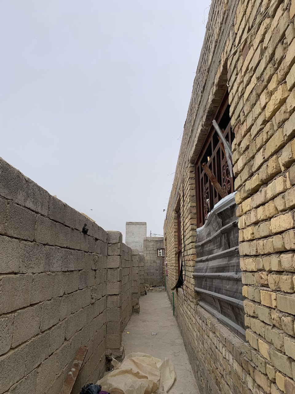 ( منزل للبيع )
📈 طابو مساحة 300 متر 
العنوان : دواية حي الصدرين 
ملاحضة : المنزل غير مكتمل 

يتكون من :-
أستقبال .
صالة . 
مطبخ . 
غرف نوم عدد 2 جاهزات مكتمل ✅ .
صحيات داخليه خارجيه .
مخزن . 
منور .

كهرباء وماء ومجاري جاهز 
☎️ . للأستفسار : 0787 549 8503
