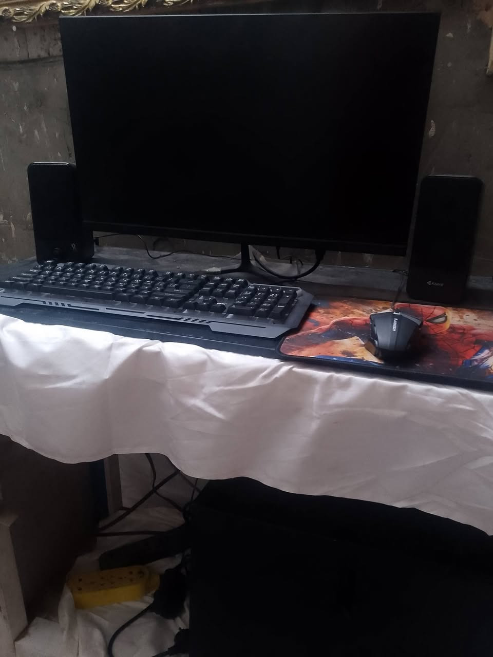 حاسبه كامله للبيع المعالج: Intel Core i5 من الجيل الرابع (ci5 - 4th).
الذاكرة (RAM): 8 جيجابايت.

​التخزين (SSD): 128 جيجابايت (سريع للنظام).

​التخزين (HDD): 500 جيجابايت (للملفات).

يحتوي على 4 فتحات مما يسمح لك بتطوير الرام حتى 32 جيجابايت. .

ماوس 2 كيبورد 2 واحد نكليزي وعربي ضوئي 
سماعات خارجيه صوت يخبل 
بسعر 200 وبيهه مجال لطيبين


**إذا كنت صاحب هذا الإعلان وتريد حذفه لأي سبب، رجاءا أرسل رسالة إلى الدعم الفني**