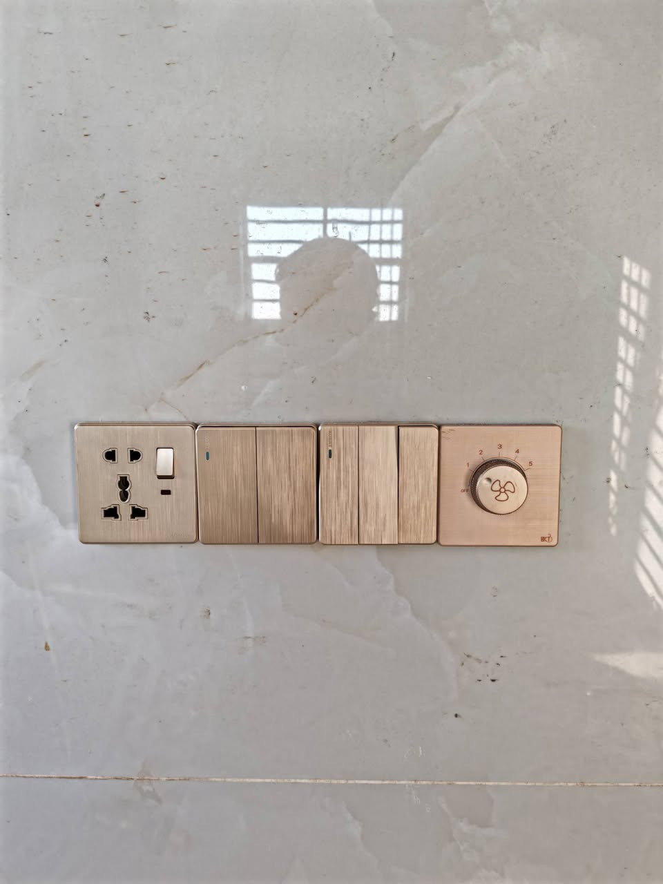 الدقة والجمال في عالم الكهرباء.. مع حيدر الكهربائي ⚡
​لأصحاب الذوق الرفيع والباحثين عن الأمان، نقدم لكم أرقى خدمات التأسيس والتشطيب الكهربائي في السماوة:
​✅ شغل بوتلس (Buttless): وداعاً للعشوائية، تأسيس وتشطيب بنظافة فائقة وترتيب يريح العين.
✅ بوردات سيطرة احترافية: تصميم وتجميع لوحات السيطرة (Classic Control) و (ATS) بأعلى معايير الدقة والترتيب الهندي.
✅ توزيع إضاءة حديث: لمسات فنية تبرز جمال منزلك أو محلك التجاري.
✅ صيانة عامة: حلول سريعة وجذرية لجميع المشاكل الكهربائية.
​ليش تختار شغلنا؟
لأننا نهتم بالتفاصيل الصغيرة قبل الكبيرة، وهدفنا هو الأمان أولاً والمظهر الجمالي ثانياً.
​📍 الموقع: السماوة وكافة مناطقها.
📞 للتواصل والاستفسار (حيدر الكهربائي): *********** قناتي https://t.me/alqareb
