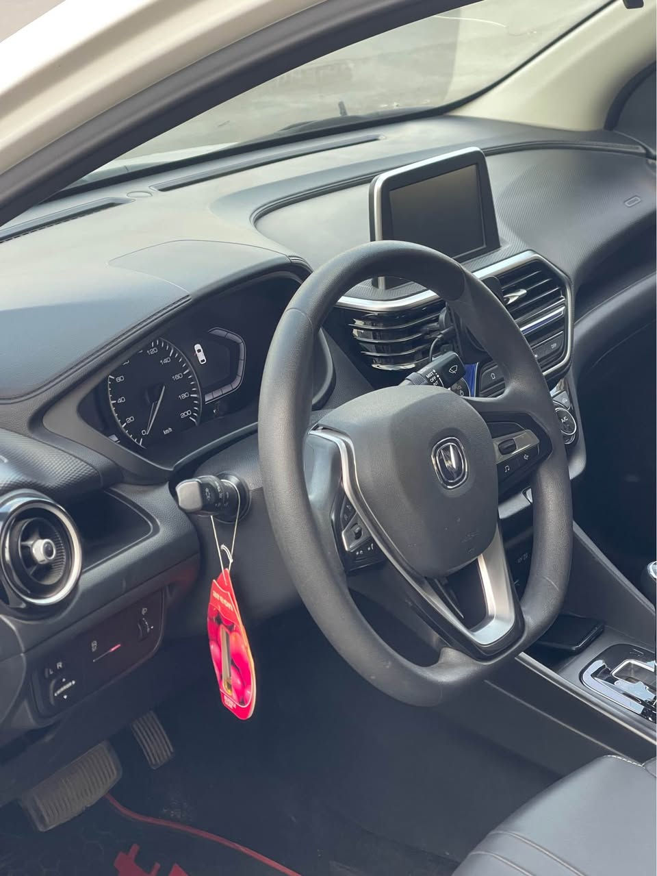 شانجان السفن 2024 فول مواصفات عدا البصمة سيارة جديدة تشتغل بانزين عادي وداخلة ب الضمان من صدر وتبريد وكير ومكينة لمدة ٤ سنوات ماشية ٢٧ الف كيلو بيها رصعات بالبنيد وباب وجاملغ بي بارد سونار موجود باسمي السيارة رقم إنكليزي جديد وهزة جديدة  السعر ٩٢ وبي مجال مكاني بغداد *********** بغداد, العراق
