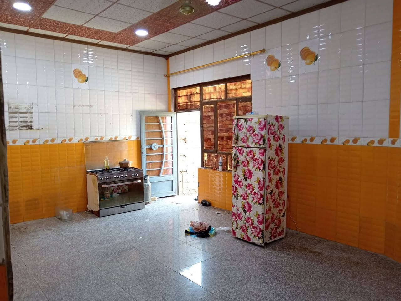 السلام عليكم عندي ارض نصف دونم للبيع تحتوي على دارين الأول حديث بناء طابوق والسقف صب كونكريت مساحة البناء 260 م والثاني بناء قديم مساحته 160م سند 25 الواجهه 14م والنزال 80 م ويحتوي على واجهه تقريبآ 500 متر تگدر اتسويهه بستان او مظيف للزوار يقع في السياحي منطقة الدعوم على التبيلط مباشر سعره 130 مليون وبي مجال ونگدر انبيعلك بيت واحد وكلمن وسعره
منطقه جميله جدآ وناسهه اجمل. للأستفسار 
***********
