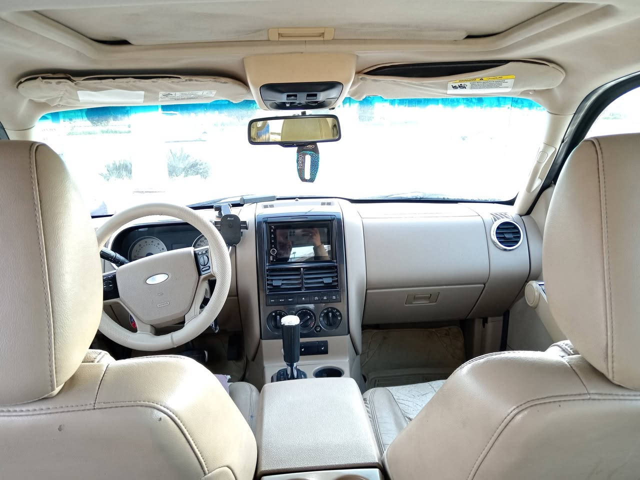 السلام وعليكم فورت اكسبلور موديل 2010وارد خليجي شركة نيفا
سياره بيها بابين صبغ السكن والورا 
رقم سليمانيه  كامله بسمي 
سعر 115$وبيها مجال بسيط 
***********
